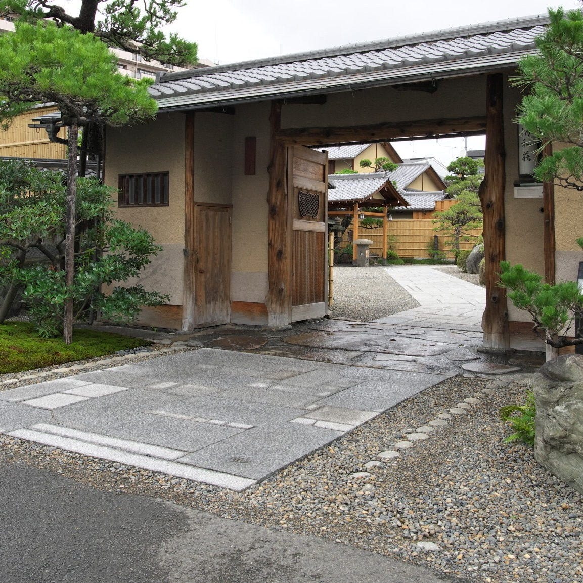 京料理 清和荘_門を潜って玉砂利を踏みしめて玄関へのアプローチ 