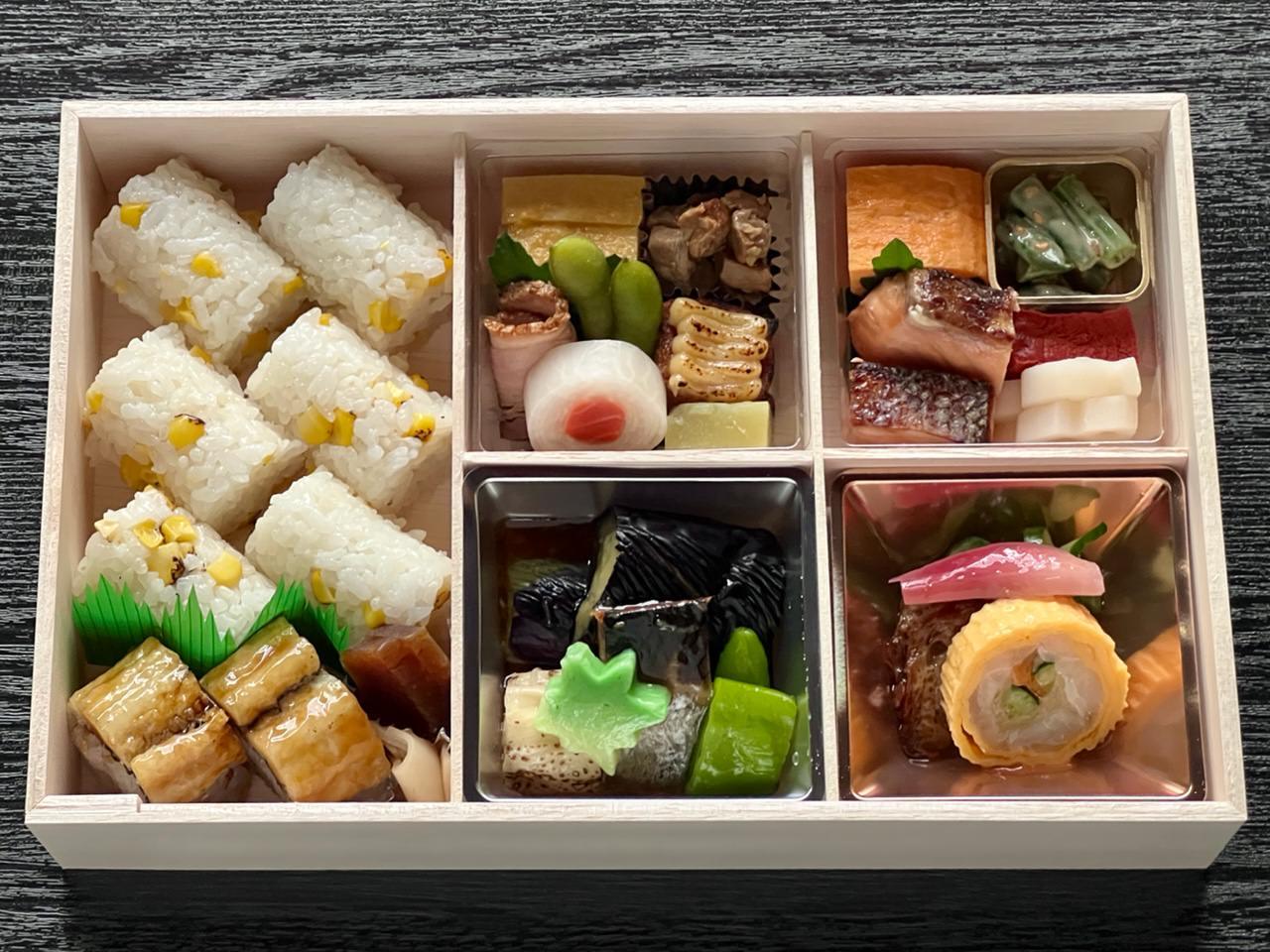 京料理 清和荘_旬の食材をバランス良く盛り込んだ定番のお弁当です。