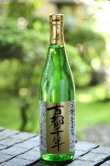 京料理 清和荘_　伏見の「齊藤酒造」さんから蔵出しいただいております純米吟醸の「古都千年」です。京都産の酒米「祝」を使い。スッキリとした飲み口に余韻の有る味わいが特徴です。全国清酒鑑評会でも長年評価の高い蔵だからこそ出せる清酒です。（￥1500/180ml）