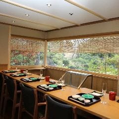 京料理 清和荘_お庭を望みながらカウンター席で天ぷらコースを