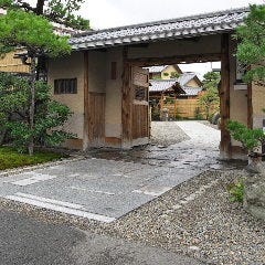 京料理 清和荘_門を潜って玉砂利を踏みしめて玄関へのアプローチ