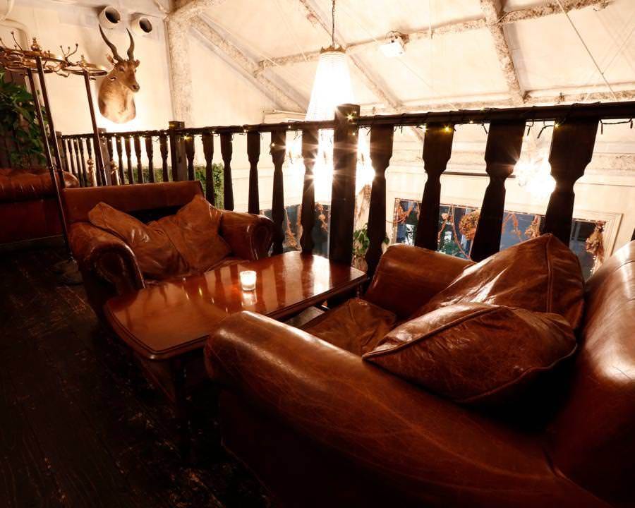 ブラッスリーカフェ ル コンテのゆったりとしたソファー席