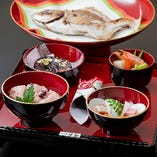 お食い初め膳（焼小鯛付）
お子様の成長を祝い、一生の健康を願って
