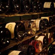 世界各国約700種類のワインを用意