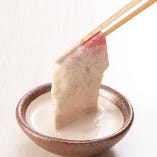 心と技が薫りたつ秘伝のごまだれ！肉の味わいをさらに引き立てる