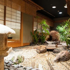 小川が流れる日本庭園を望む、趣きあるお座敷個室です。