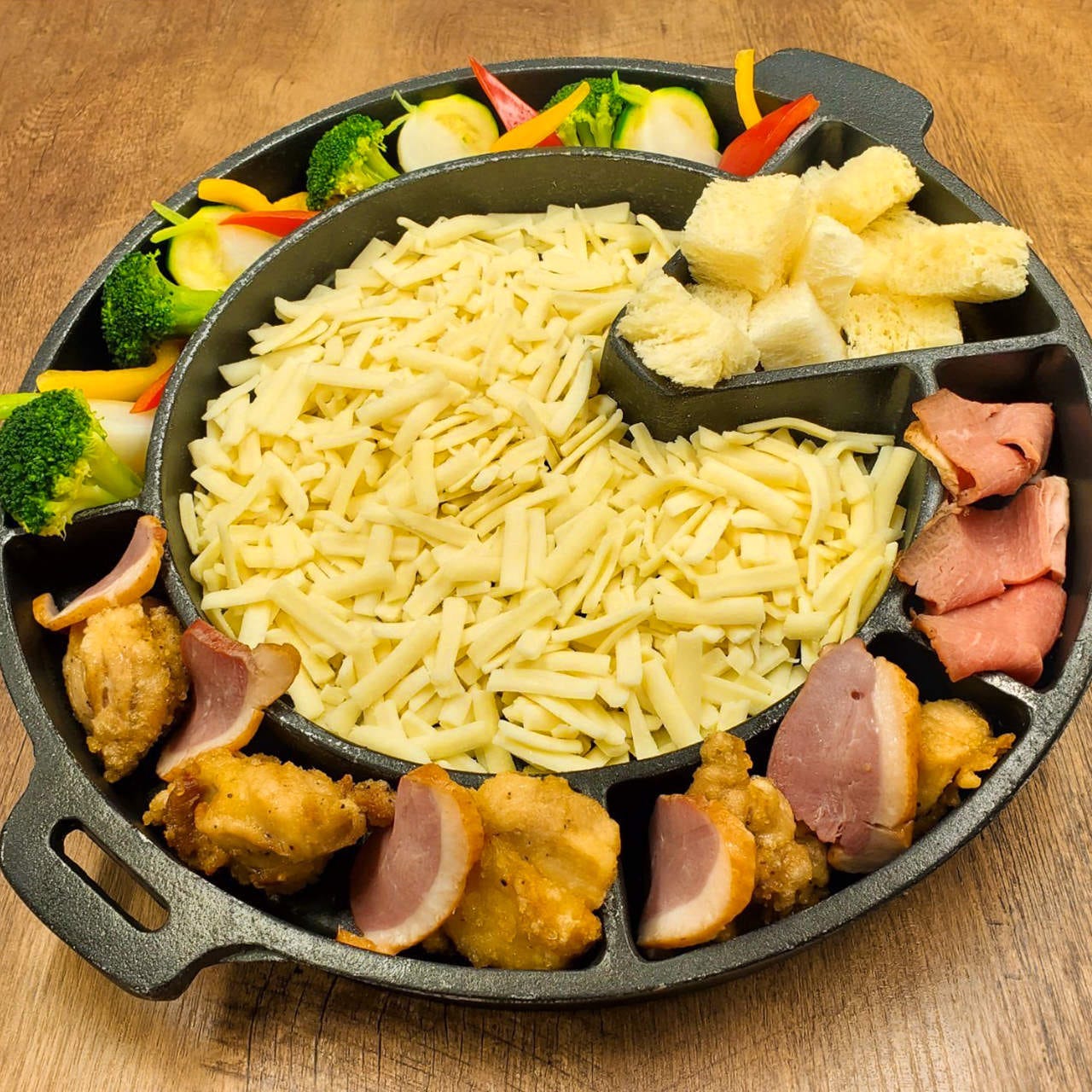 8月 3時間飲み放題 7品 女子会コース 2980円 3種のお肉と彩り野菜の特大チーズフォンデュ 宴会 個室 の詳細 全席個室居酒屋やぐら仙台駅前店 仙台 居酒屋 ぐるなび