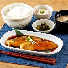 本日の日替わりメニューで煮魚・焼き魚を販売中！