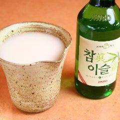 オリジナルのマッコリは、飲みやすくクセになるとファン多数