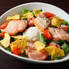 厚切りベーコンと温泉卵のサラダ