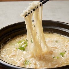 店で炊いた鶏白湯スープは旨みがたっぷりで細麺によく絡む。