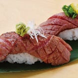 松阪牛霜降り炙り寿司。お肉の柔らかさと甘さがお口いっぱいに膨らみます。