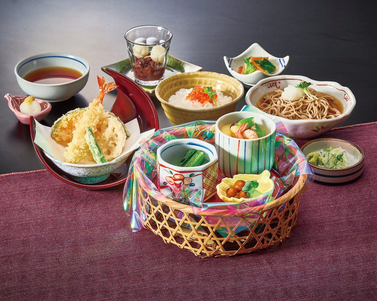 天ぷらや蕎麦などが並んでいる様子