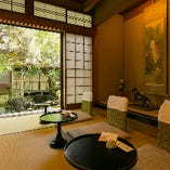 全部で11のお部屋をご用意。
中庭が見せる四季折々の表情を眺めながら、京料理をご堪能ください。