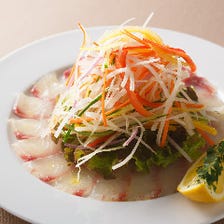 本日の鮮魚“高松産真鯛”のカルパッチョ 彩り野菜のサラダ仕立て