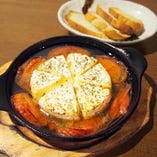 カマンベールチーズとトマトのアヒージョ