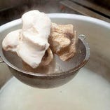 石鍋料理のベースは、牛骨を8時間以上じっくりと煮込んだ“白濁スープ”を使用