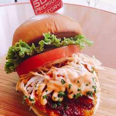 当店のハンバーガーは大迫力のビジュアル！必食の逸品です♪