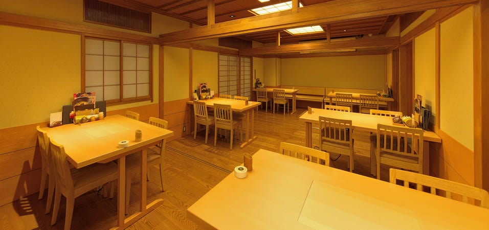 和の雰囲気漂う店内に並んだ椅子とテーブル