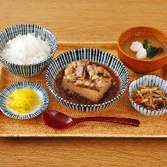【ご飯大盛＋50円（税込）】じっくり煮込んだ肉豆冨はいかが？