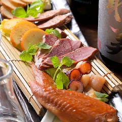 サクラチップを使用した燻製5種盛りと日本酒の相性は抜群です♪