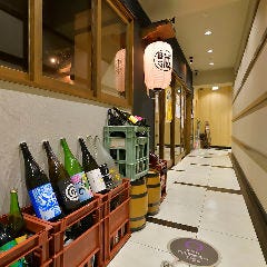 入り口横でもこだわりの日本酒達がお出迎えします。