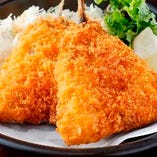 【新鮮魚介】
鮮度が光る！肉厚で大ぶりのアジフライは絶品