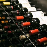 ワインセラーには常時約100種のスペインワインが揃います。