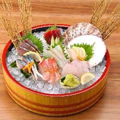 産地直送、生簀からそのままの新鮮な魚介の数々。磯の香り漂う『お刺身盛合せ』