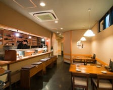 明るい店内で楽しい食事とお酒を！