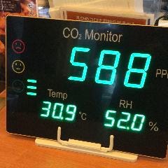 CO2センサーを取り入れました。空気質を見える化し換気対策をしています。