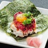 馬肉ユッケのつつみ寿司／桜肉が人気！