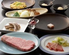 すき焼き、しゃぶしゃぶ、陶板焼き ご予約制の選べるコース。