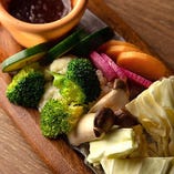 【新鮮野菜のバーニャカウダー 】
自家製バーニャソース使用。全国各地から仕入れたみずみずしい旬の新鮮野菜を134オリジナルソースでどうぞ。クセになりますよ♪