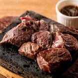 【牛ハラミ肉のグリル～200g～】赤ワインとあわせたら、もうたまらない一品です！肉厚牛ハラミから溢れるたっぷりの肉汁と厳選肉の旨味、食べ応え抜群です。