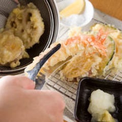 名物“揚げたて天ぷら” 揚げたてを直にお持ちするスタイル