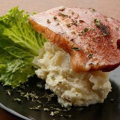 ニクバル クオン_ベーコンステーキのせポテサラ