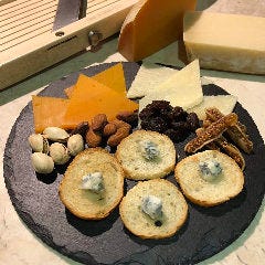 ニクバル クオン_チーズと木ノ実の盛り合わせ