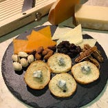 チーズと木ノ実の盛り合わせ