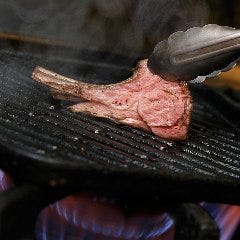 ニクバル クオン_ラムチョップはじっくり焼いてジューシーに仕上がっています
