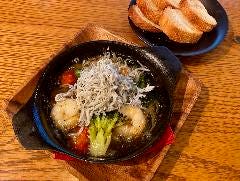 ニクバル クオン_しらすエビしらすアヒージョ