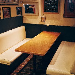 ニクバル クオン_【プライベート感のあるお席】
間接照明の柔らかな光に包まれた、落ち着いた雰囲気のお席をご用意しております。大切な方とじっくり語り合いながら、特別なひとときをお過ごしください。ご友人との飲み会や2次会、女子会など少人数でのお集まりにも、思い思いの時間をゆっくりとお楽しみいただけます。