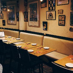 ニクバル クオン_【ゆったり寛げるソファー席】
大きめのソファー席をご用意しており、心地よい座り心地でゆったりお過ごしいただけます。間隔もゆとりを持って配置しているため、プライベートな会話を楽しみながら、肩肘張らずに美味しいお料理とお酒を心ゆくまでお楽しみいただけます。デートや女子会にもおすすめです。