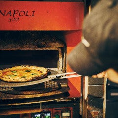 ニクバル クオン_【窯焼きピッツァ付き】
コース料理には本格ナポリ窯で焼き上げるピッツァが登場します。500℃近い高温で一気に焼き上げることで、外はパリッと香ばしく、中はもちっとした食感に。大人気のマルゲリータをはじめ、クオン自慢の窯焼きピッツァをコースでお楽しみいただけます。歓送迎会や女子会にも最適です。