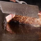 料理長自慢の料理を鉄板焼きで豪快に提供。こだわりの肉のみ使用
