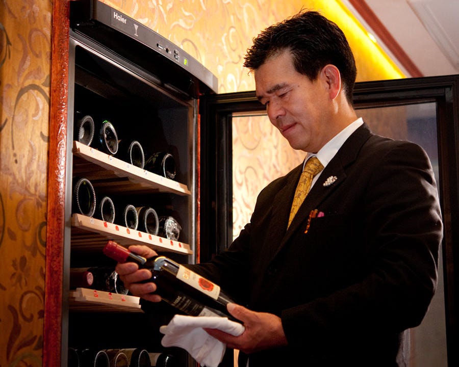 シニアソムリエが中華料理との相性を熟考し厳選したワインたち。