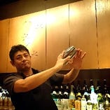 ボトル棚には泡盛４７全酒造所のお酒が並んでおります。ｵｰﾅｰは元ホテルバーテンダー大会受賞歴もあり、お好みでカクテルもおつくりできます。