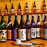 魚丸選りすぐりの日本酒を常時15種類以上取り揃えております。