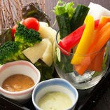 【わんの一押し】
フレッシュ野菜の盛り合わせ 二種のソース