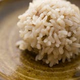 名物の「お米のしゅうまい」は、化学調味料を使わず、お肉のジューシーさを生かしたタネに、もち米の衣をあしらいます